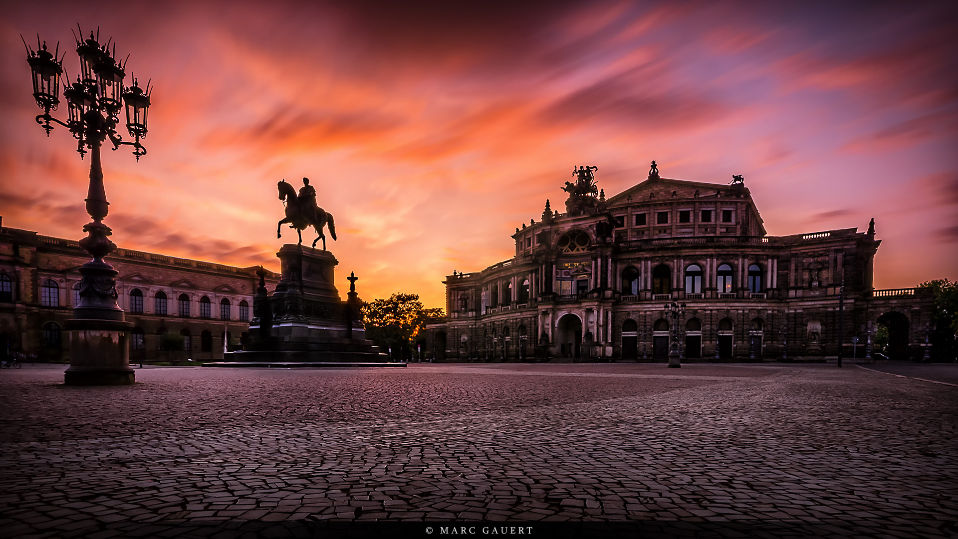 Brennender Himmel an der Semperoper